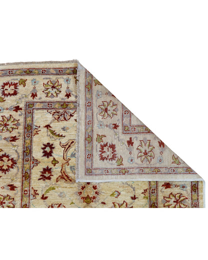Tappeto Farahan Ziegler beige annodato a mano in Afghanistan. Realizzato in lana e cotone con colori vegetali, presenta motivi floreali raffinati e un’eleganza senza tempo.