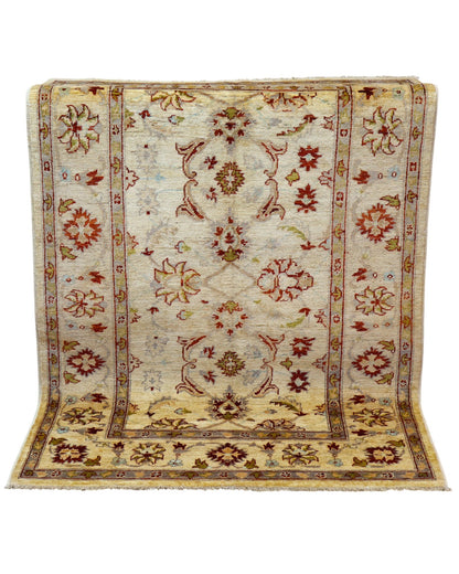 Tappeto Farahan Ziegler beige annodato a mano in Afghanistan. Realizzato in lana e cotone con colori vegetali, presenta motivi floreali raffinati e un’eleganza senza tempo.