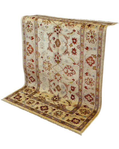 Tappeto Farahan Ziegler beige annodato a mano in Afghanistan. Realizzato in lana e cotone con colori vegetali, presenta motivi floreali raffinati e un’eleganza senza tempo.