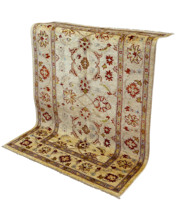 Tappeto Farahan Ziegler beige annodato a mano in Afghanistan. Realizzato in lana e cotone con colori vegetali, presenta motivi floreali raffinati e un’eleganza senza tempo.