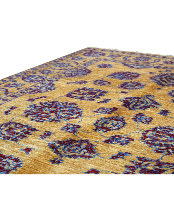 Tappeto Farahan Ziegler oro e blu notte, annodato a mano in Afghanistan. Realizzato in lana e cotone con colori vegetali, unisce eleganza floreale e tradizione artigianale.