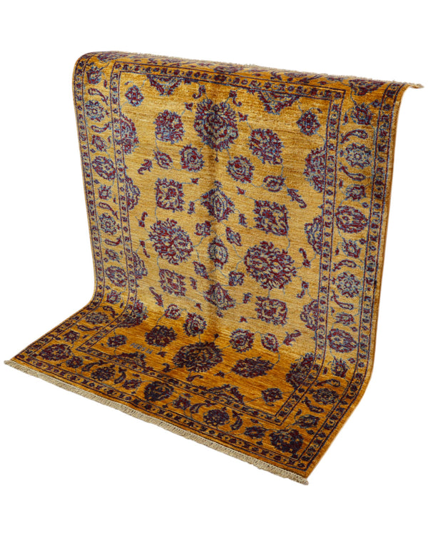 Tappeto Farahan Ziegler oro e blu notte, annodato a mano in Afghanistan. Realizzato in lana e cotone con colori vegetali, unisce eleganza floreale e tradizione artigianale.