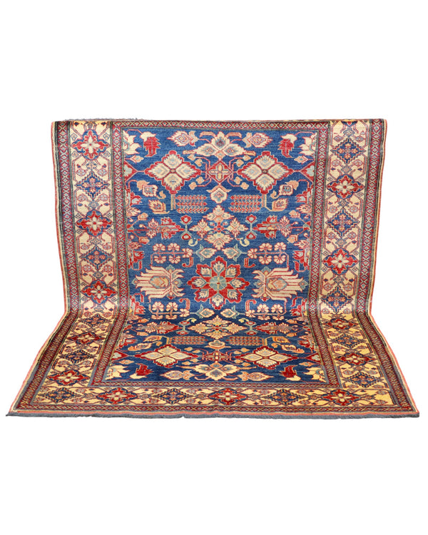 Tappeto Kazak rettangolare 213x164 cm, campo blu con cornice beige e motivo geometrico, annodato a mano in lana e cotone con colori vegetali, provenienza Afghanistan.