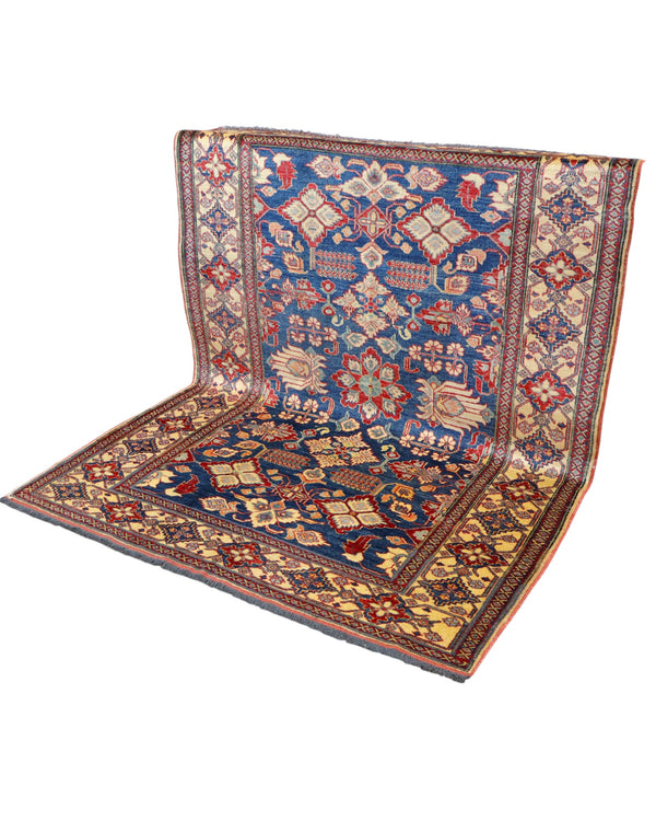 Tappeto Kazak rettangolare 213x164 cm, campo blu con cornice beige e motivo geometrico, annodato a mano in lana e cotone con colori vegetali, provenienza Afghanistan.