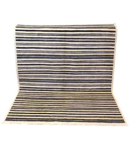 Tappeto moderno rettangolare 195x147 cm, fondo beige con righe verticali color cenere, annodato a mano in lana e cotone con colori vegetali, provenienza Persia.