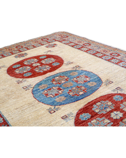 Tappeto Kazak rettangolare 200x146 cm, campo beige con motivo geometrico e cornice decorata, annodato a mano in lana e cotone con colori vegetali, provenienza Afghanistan.
