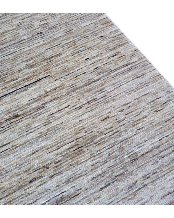 Tappeto moderno "Armonie Naturali", 357x273 cm, fondo beige con sfumature tono su tono, design semplice e contemporaneo, certificato di autenticità incluso.