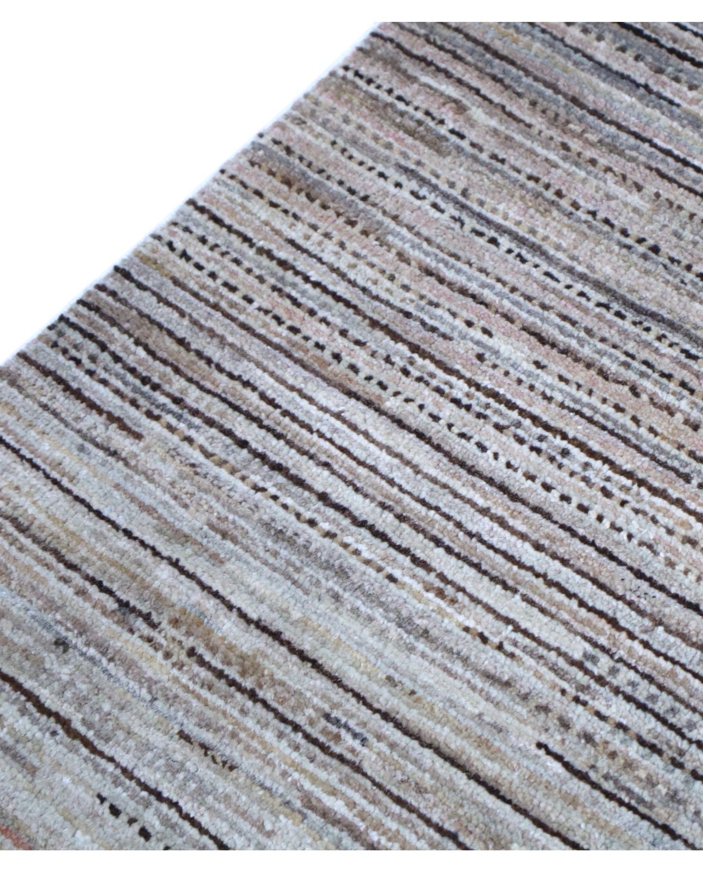 Tappeto moderno "Armonie Naturali", 357x273 cm, fondo beige con sfumature tono su tono, design semplice e contemporaneo, certificato di autenticità incluso.