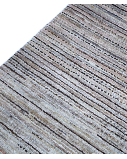 Tappeto moderno "Armonie Naturali", 357x273 cm, fondo beige con sfumature tono su tono, design semplice e contemporaneo, certificato di autenticità incluso.