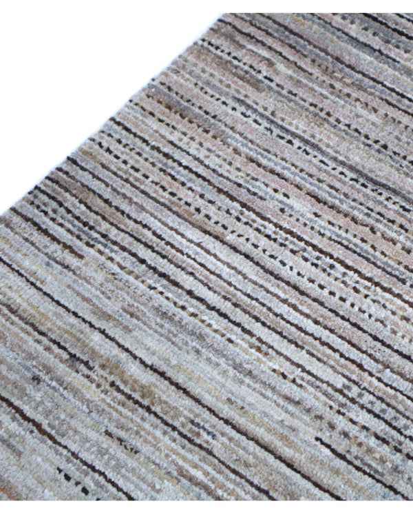 Tappeto moderno "Armonie Naturali", 357x273 cm, fondo beige con sfumature tono su tono, design semplice e contemporaneo, certificato di autenticità incluso.