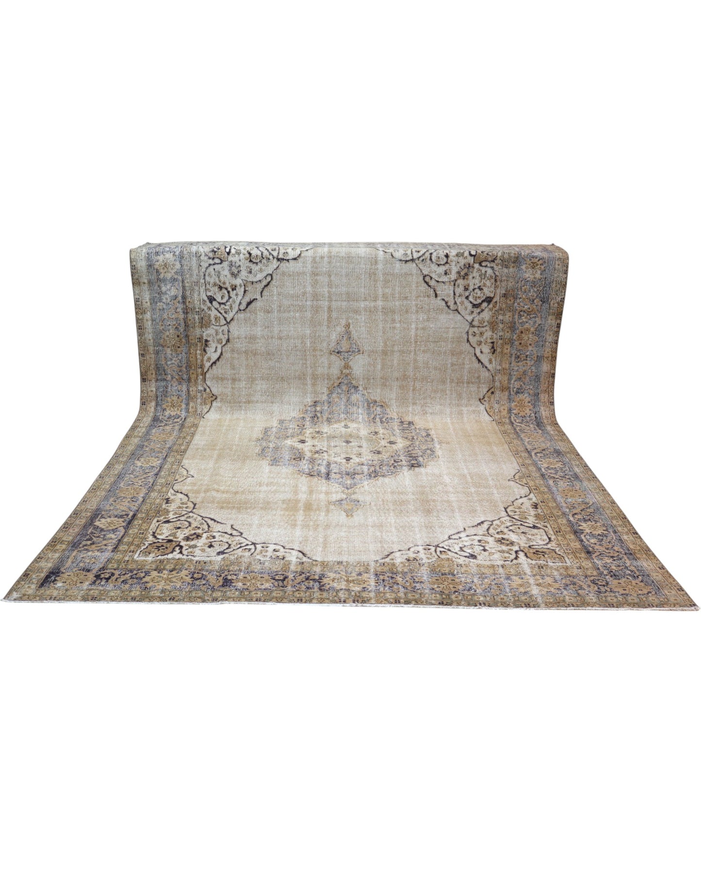 Tappeto vintage 347x244 cm, annodato a mano, fondo beige, cornice marrone bruciato, medaglione centrale e motivi decorativi, certificato di autenticità incluso.