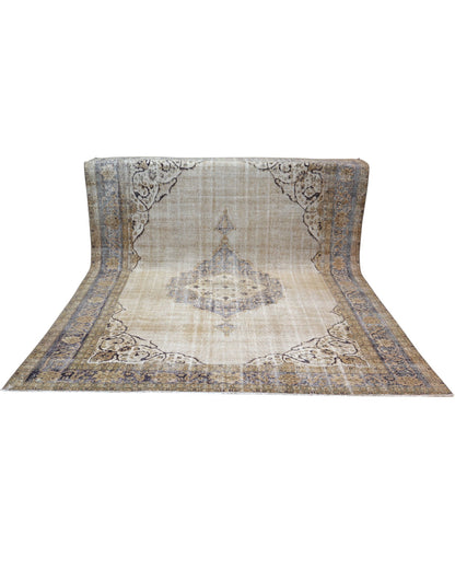 Tappeto vintage 347x244 cm, annodato a mano, fondo beige, cornice marrone bruciato, medaglione centrale e motivi decorativi, certificato di autenticità incluso.