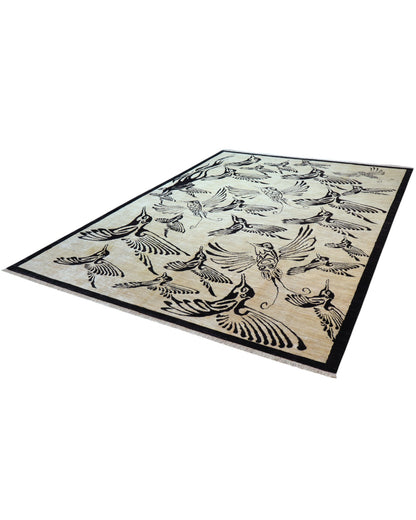 Tappeto moderno 350x250 cm con fondo beige e motivi di uccelli neri stilizzati, annodato a mano.