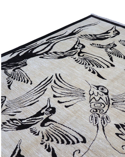    Tappeto moderno 350x250 cm con fondo beige e motivi di uccelli neri stilizzati, annodato a mano.
