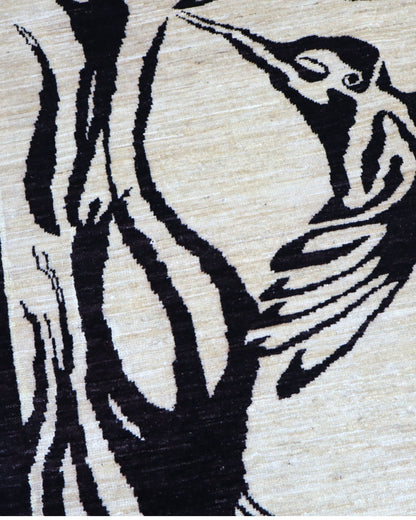 Tappeto moderno 350x250 cm con fondo beige e motivi di uccelli neri stilizzati, annodato a mano.