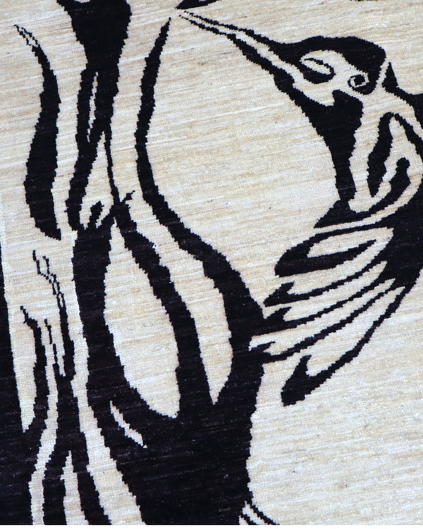 Tappeto moderno 350x250 cm con fondo beige e motivi di uccelli neri stilizzati, annodato a mano.