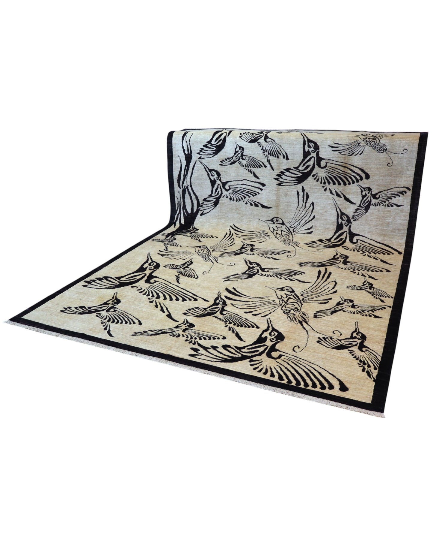 Tappeto moderno 350x250 cm con fondo beige e motivi di uccelli neri stilizzati, annodato a mano.