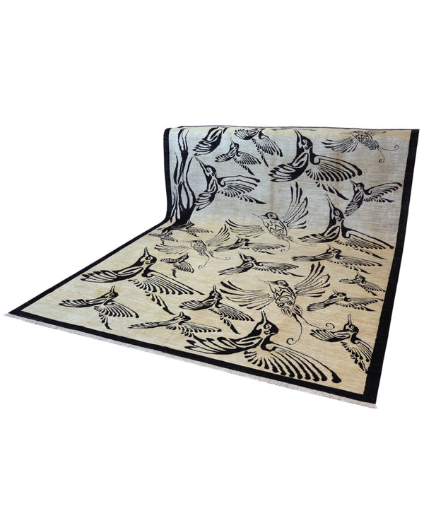 Tappeto moderno 350x250 cm con fondo beige e motivi di uccelli neri stilizzati, annodato a mano.