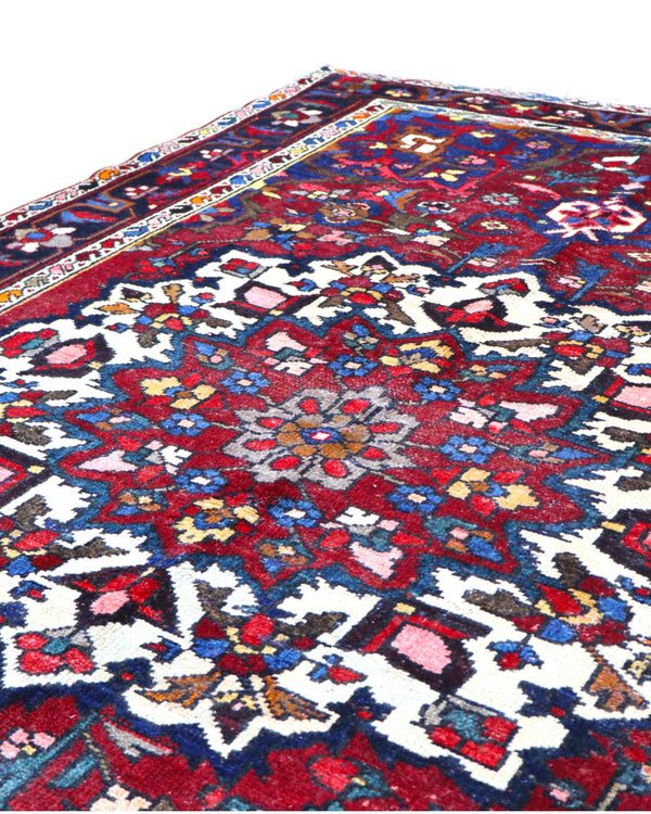 Tappeto Bakhtiyari annodato a mano, 214 x 149 cm, fondo rosso vinaccia con motivi decorativi raffinati.