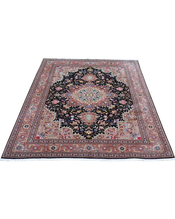 Tappeto Tabriz 60 Raj 202x136 cm – tappeto persiano annodato a mano in lana e seta, con fondo nero e cornice beige.