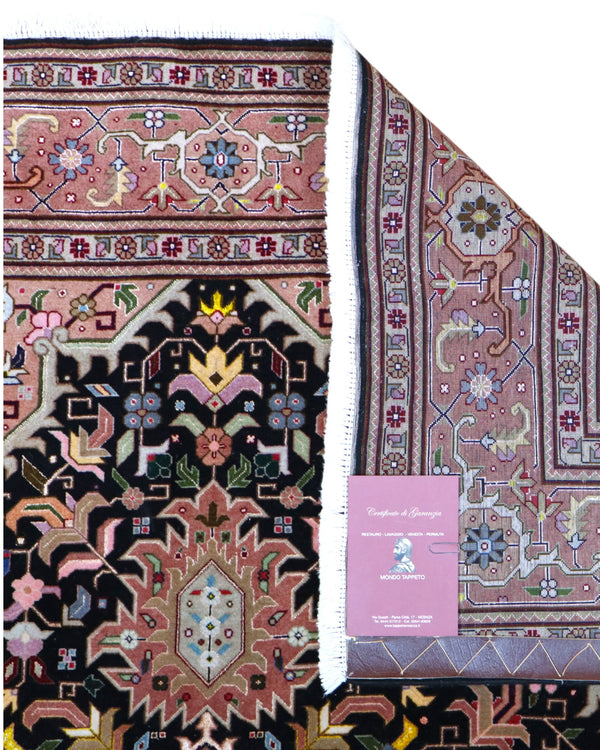 Tappeto Tabriz 60 Raj 202x136 cm – tappeto persiano annodato a mano in lana e seta, con fondo nero e cornice beige.