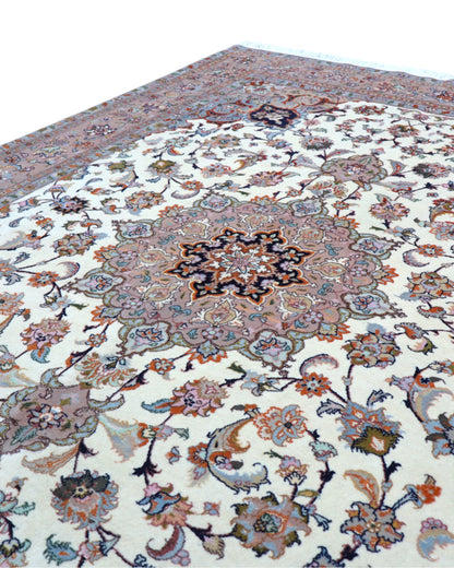 Tappeto Tabriz 60 Raj 206x151 cm, annodato a mano in Persia, fondo beige con disegno floreale dettagliato, lana mista seta tinta vegetale, certificato di autenticità incluso.