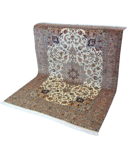 Tappeto Tabriz 60 Raj 206x151 cm, annodato a mano in Persia, fondo beige con disegno floreale dettagliato, lana mista seta tinta vegetale, certificato di autenticità incluso.
