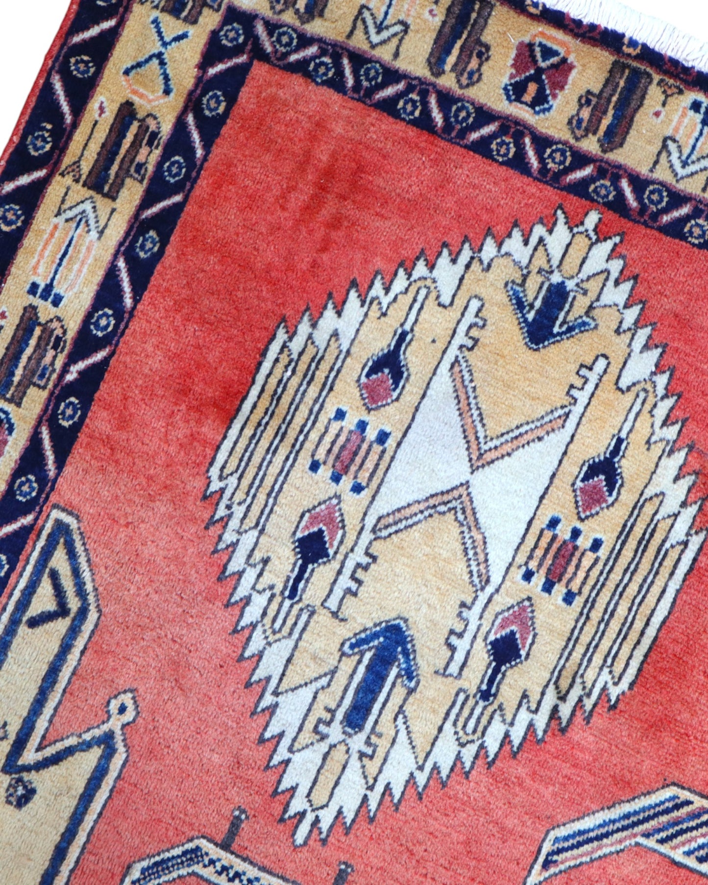 Tappeto Afshar annodato a mano, 225 x 142 cm, fondo arancione vibrante, motivi geometrici, artigianato tradizionale persiano.