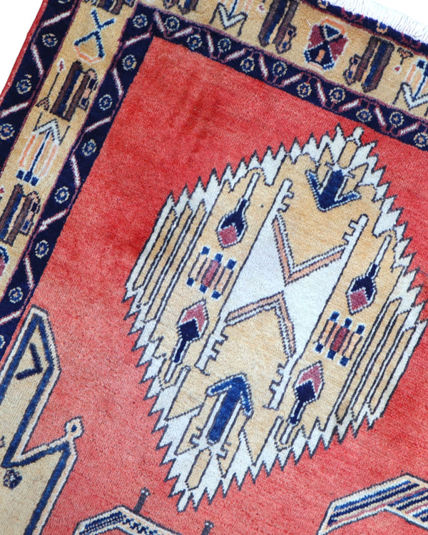 Tappeto Afshar annodato a mano, 225 x 142 cm, fondo arancione vibrante, motivi geometrici, artigianato tradizionale persiano.