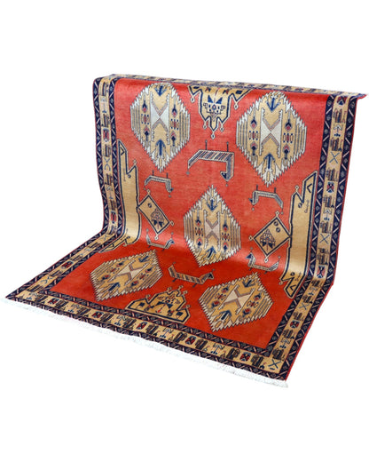 Tappeto Afshar annodato a mano, 225 x 142 cm, fondo arancione vibrante, motivi geometrici, artigianato tradizionale persiano.