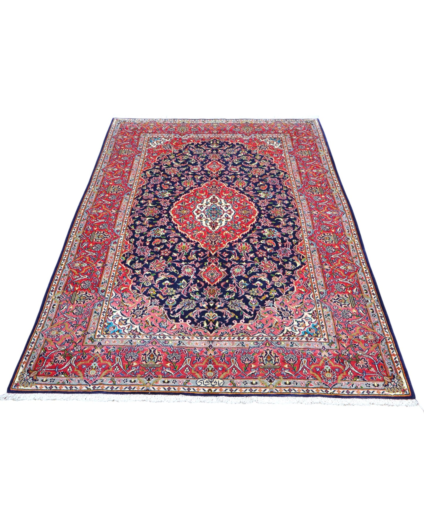 Tappeto Kashan persiano 225x142 cm, annodato a mano, fondo blu notte con motivo floreale e cornice rossa decorata, lana mista seta, certificato di autenticità incluso.