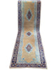 Passatoia Kerman persiana, fondo beige con motivi geometrici, annodato a mano, 297x74 cm.