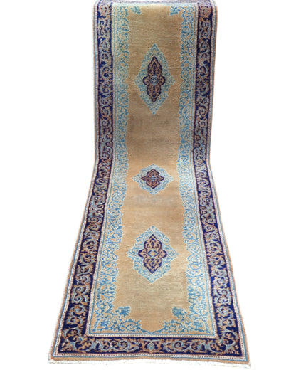 Passatoia Kerman persiana, fondo beige con motivi geometrici, annodato a mano, 297x74 cm.