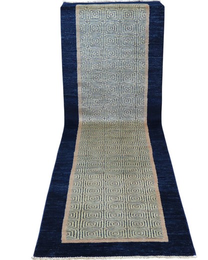 Tappeto moderno 232x81 cm annodato a mano in Persia, lana pregiata e colori vegetali, design minimal beige e blu.