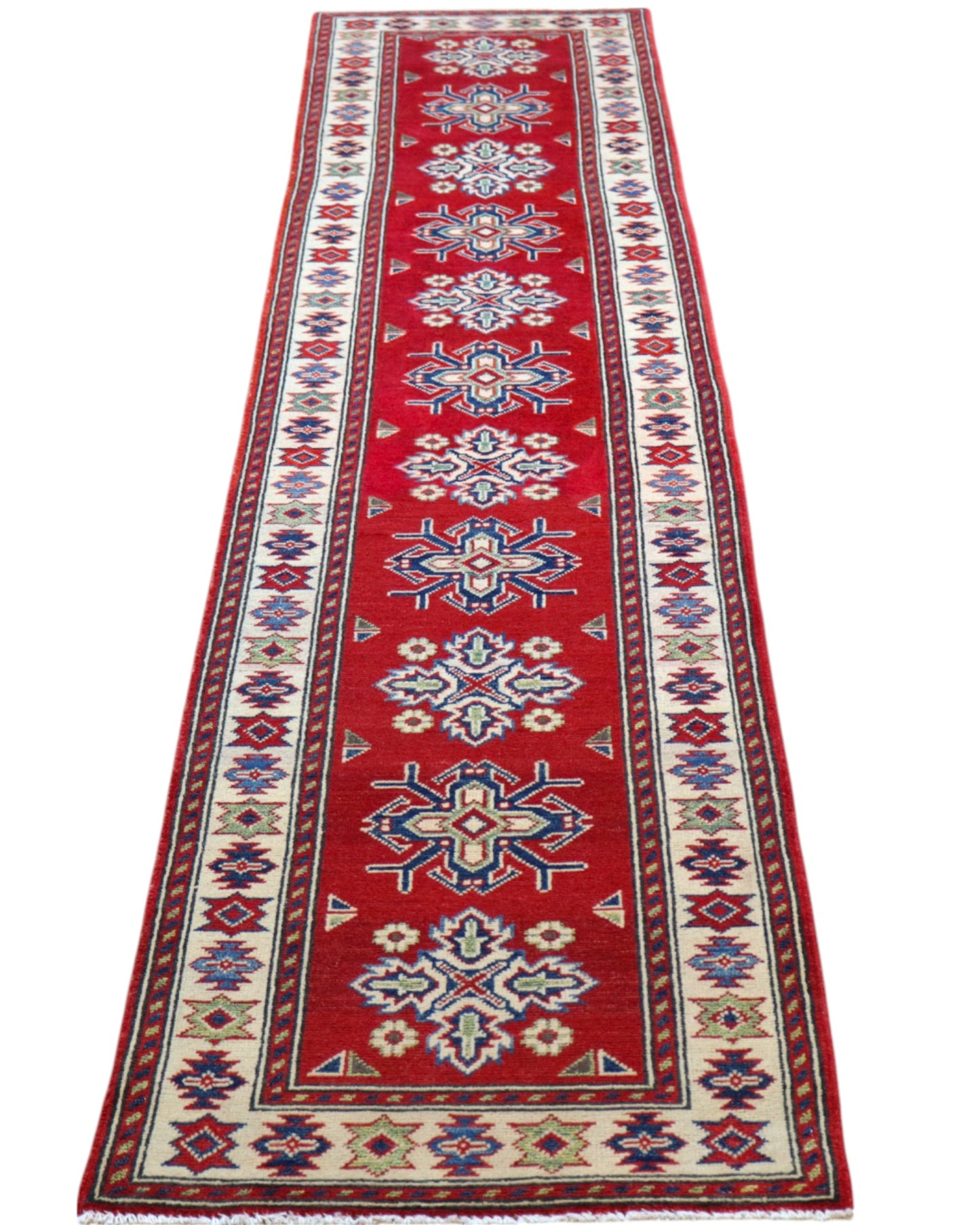 Passatoia Kazak annodata a mano (297x61 cm) in lana, con sfondo rosso melograno e bordo beige, con motivi geometrici afgani.

