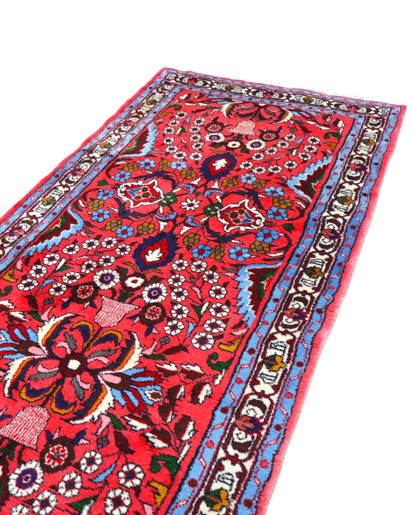 Passatoia persiana Lilian 297x78 cm annodata a mano in lana con colori vegetali, caratterizzata da un elegante fondo rosso antico e motivi decorativi.

