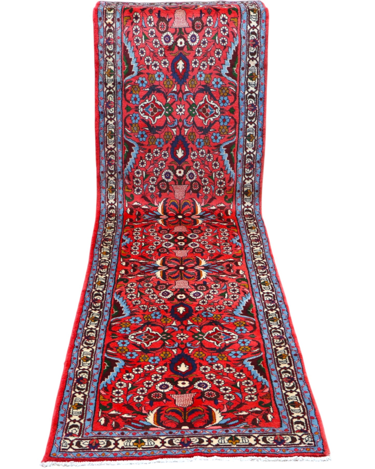 Passatoia persiana Lilian 297x78 cm annodata a mano in lana con colori vegetali, caratterizzata da un elegante fondo rosso antico e motivi decorativi.

