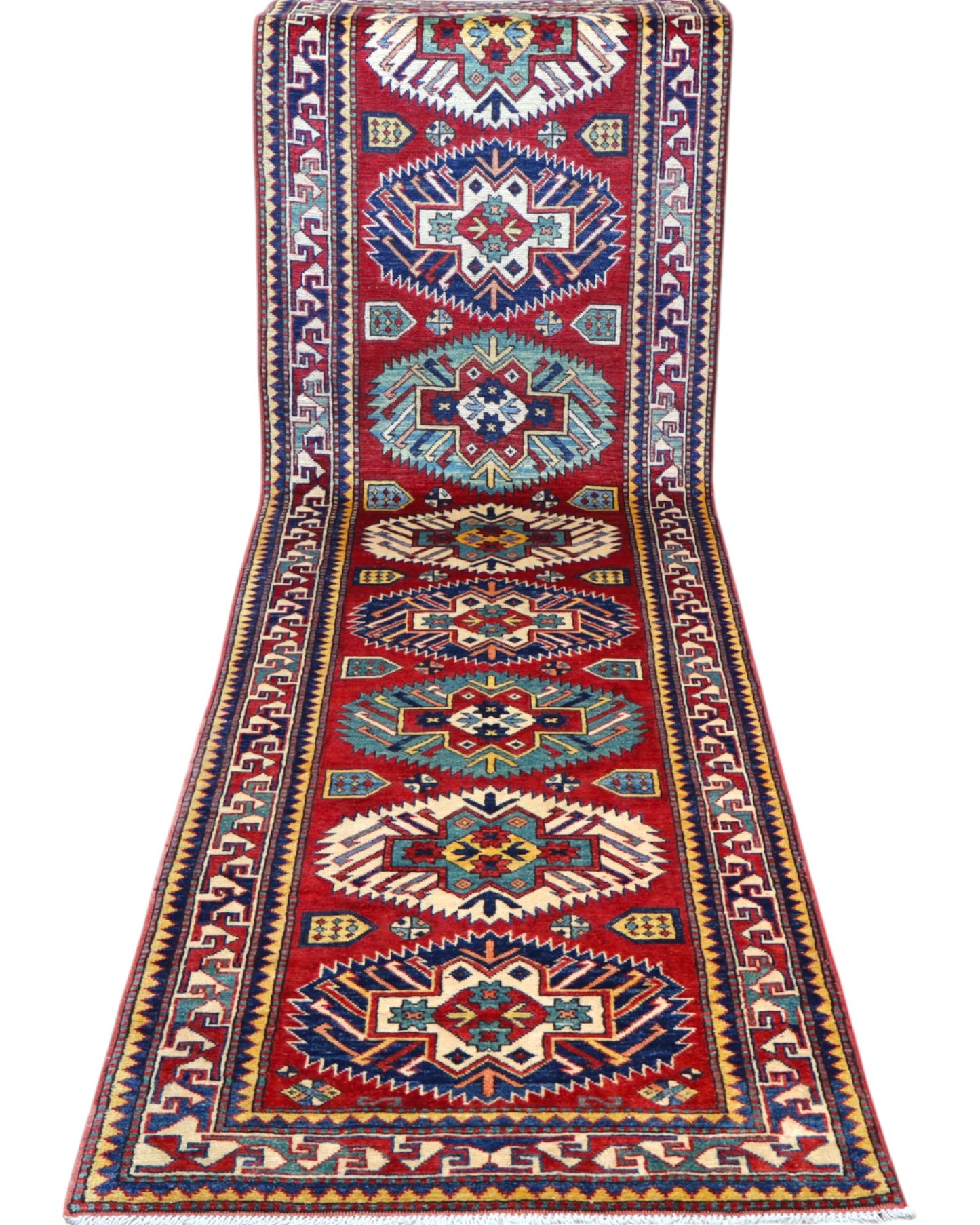 Passatoia Kazak afgana 351x91 cm annodata a mano in lana, con un design audace caratterizzato da motivi geometrici su un fondo rosso intenso.