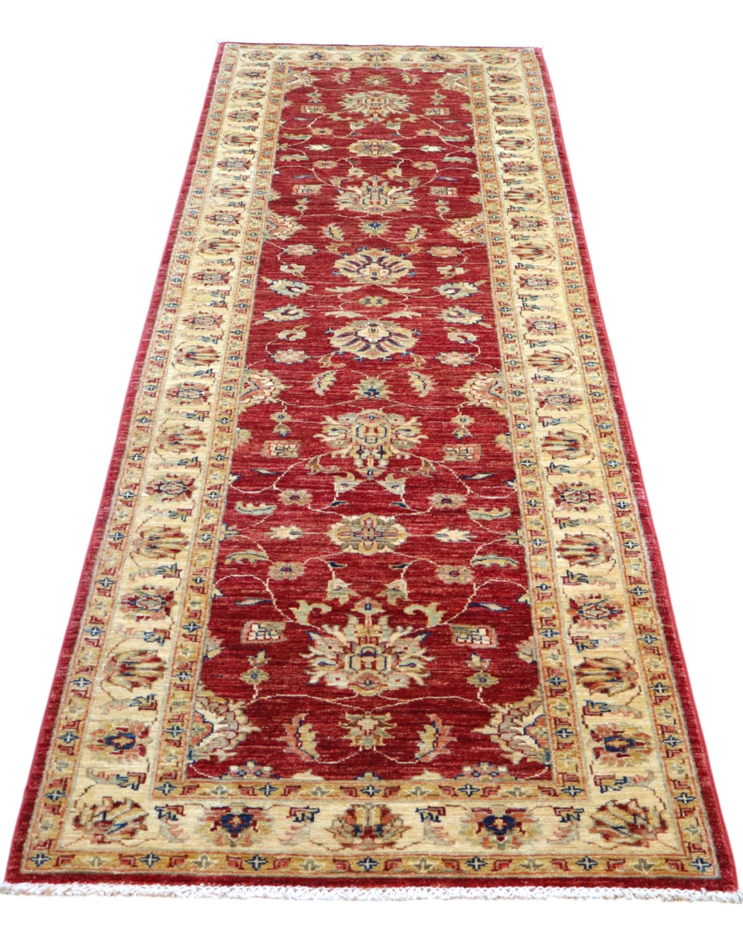 Passatoia Ziegler afgana 301x88 cm annodata a mano in lana, con motivi contemporanei su fondo rosso melograno e un'elegante cornice beige.

