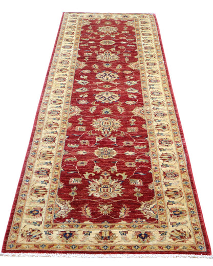 Passatoia Ziegler afgana 301x88 cm annodata a mano in lana, con motivi contemporanei su fondo rosso melograno e un'elegante cornice beige.

