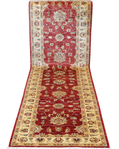 Passatoia Ziegler afgana 301x88 cm annodata a mano in lana, con motivi contemporanei su fondo rosso melograno e un'elegante cornice beige.

