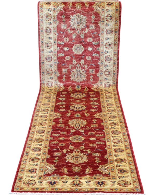 Passatoia Ziegler afgana 301x88 cm annodata a mano in lana, con motivi contemporanei su fondo rosso melograno e un'elegante cornice beige.

