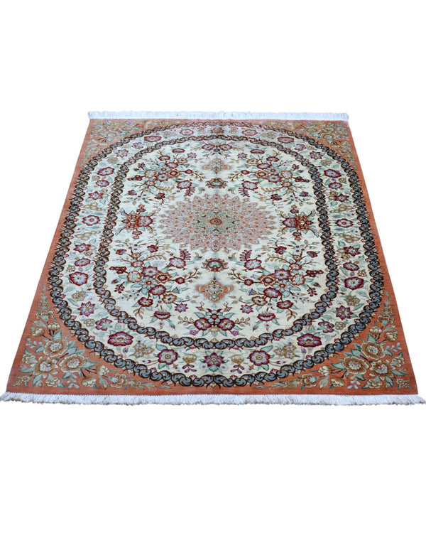 Tappeto Qum persiano in seta 163x96 cm, annodato a mano, fondo beige decorato con motivi armoniosi, seta tinta vegetale, certificato incluso.