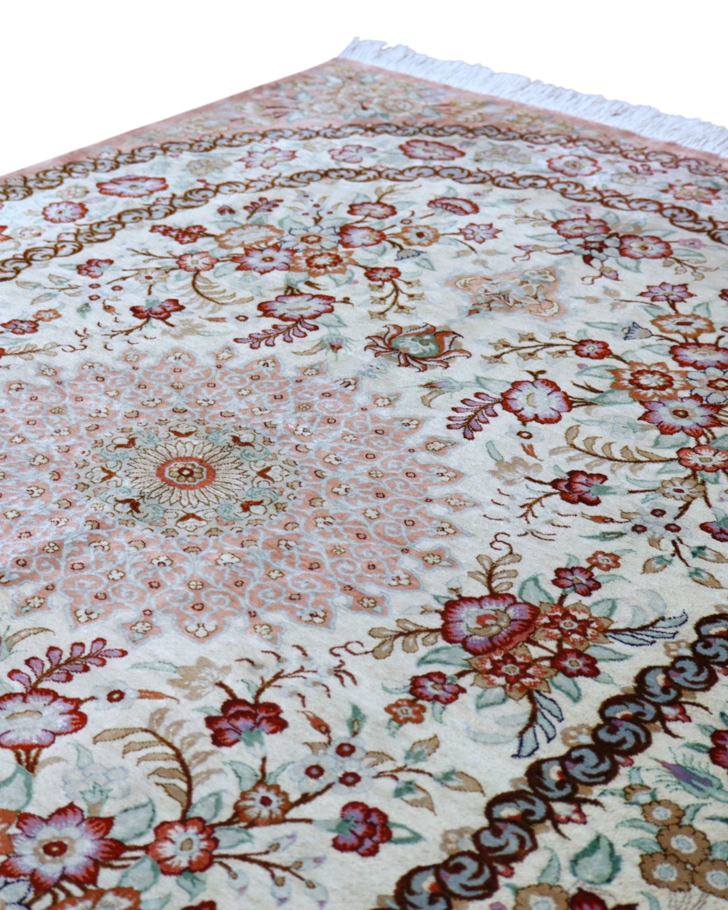 Tappeto Qum persiano in seta 163x96 cm, annodato a mano, fondo beige decorato con motivi armoniosi, seta tinta vegetale, certificato incluso.