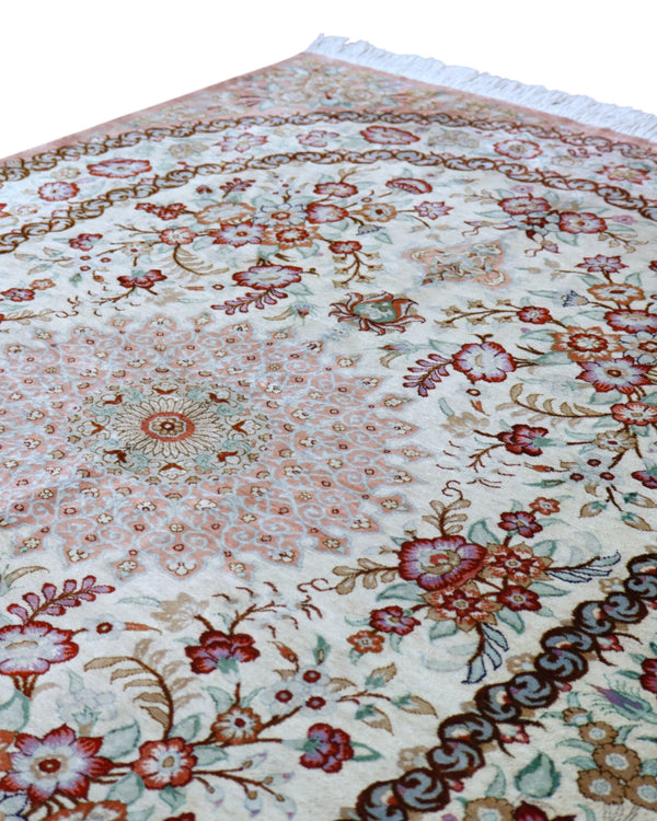 Tappeto Qum persiano in seta 163x96 cm, annodato a mano, fondo beige decorato con motivi armoniosi, seta tinta vegetale, certificato incluso.
