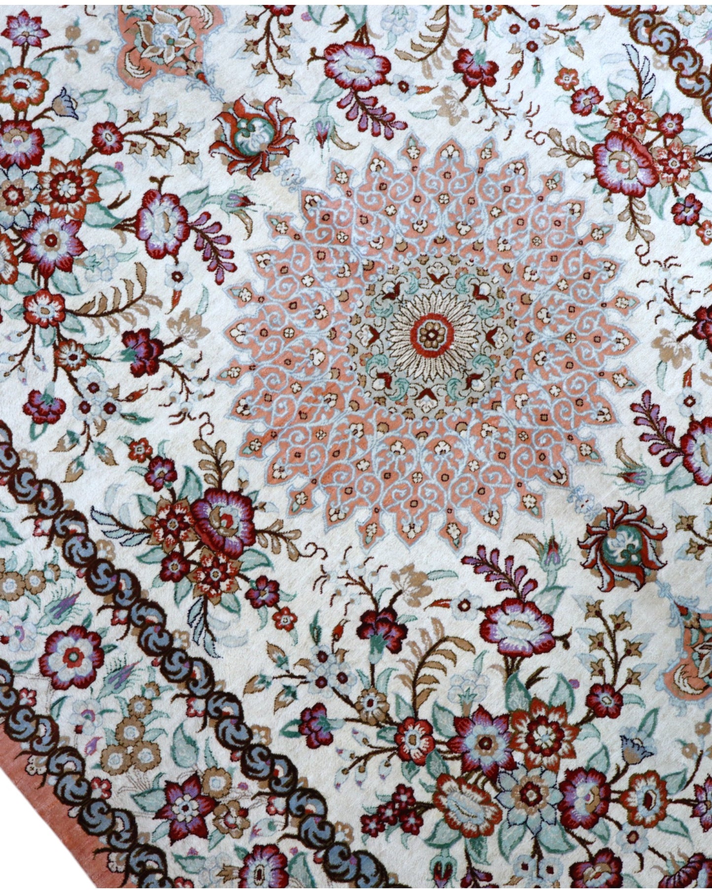 Tappeto Qum persiano in seta 163x96 cm, annodato a mano, fondo beige decorato con motivi armoniosi, seta tinta vegetale, certificato incluso.