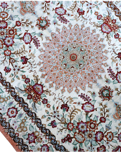 Tappeto Qum persiano in seta 163x96 cm, annodato a mano, fondo beige decorato con motivi armoniosi, seta tinta vegetale, certificato incluso.