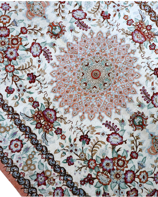 Tappeto Qum persiano in seta 163x96 cm, annodato a mano, fondo beige decorato con motivi armoniosi, seta tinta vegetale, certificato incluso.