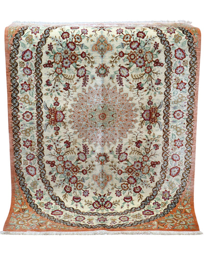 Tappeto Qum persiano in seta 163x96 cm, annodato a mano, fondo beige decorato con motivi armoniosi, seta tinta vegetale, certificato incluso.