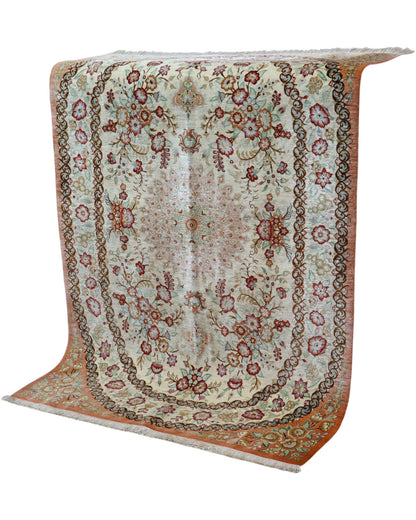 Tappeto Qum persiano in seta 163x96 cm, annodato a mano, fondo beige decorato con motivi armoniosi, seta tinta vegetale, certificato incluso.